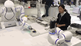 雙臂協(xié)作機(jī)器人、柔性機(jī)器人與工作人員 組成的新型機(jī)器人工作站