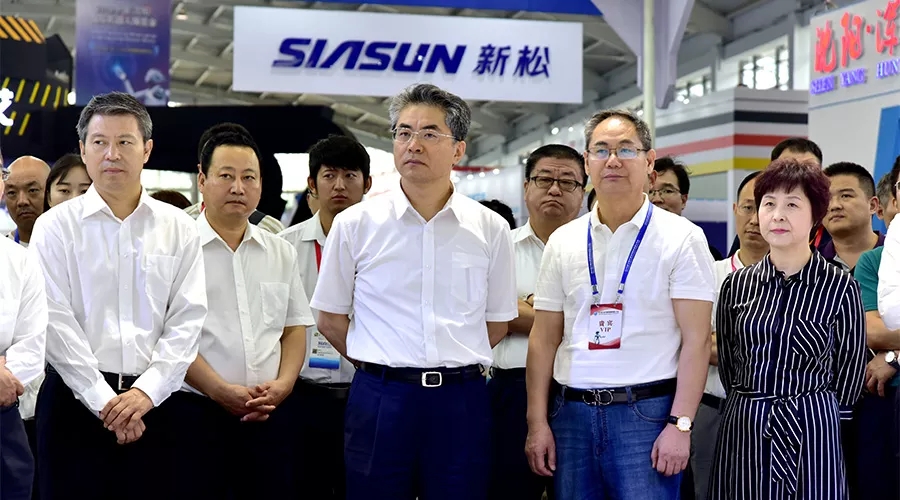 遼寧省委宣傳部部長張福海，沈陽市委宣傳部部長馮守權(quán) 蒞臨新松展位參觀指導(dǎo)