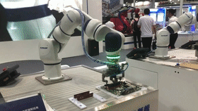 協(xié)作機器人夾取內存條，通過力控技術以恒定的力插入PCB主板的內存槽中.gif