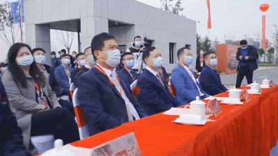 新松公司副總裁、智能裝備BG總裁劉子軍出席中遠海運智能產(chǎn)線啟動儀式.gif